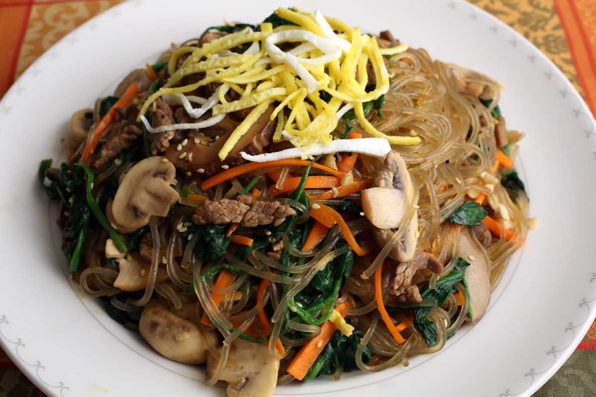 Чапче. Чапче корейское. Japchae чапчхе. Чапчхэ корейское блюдо. Чапче с говядиной.