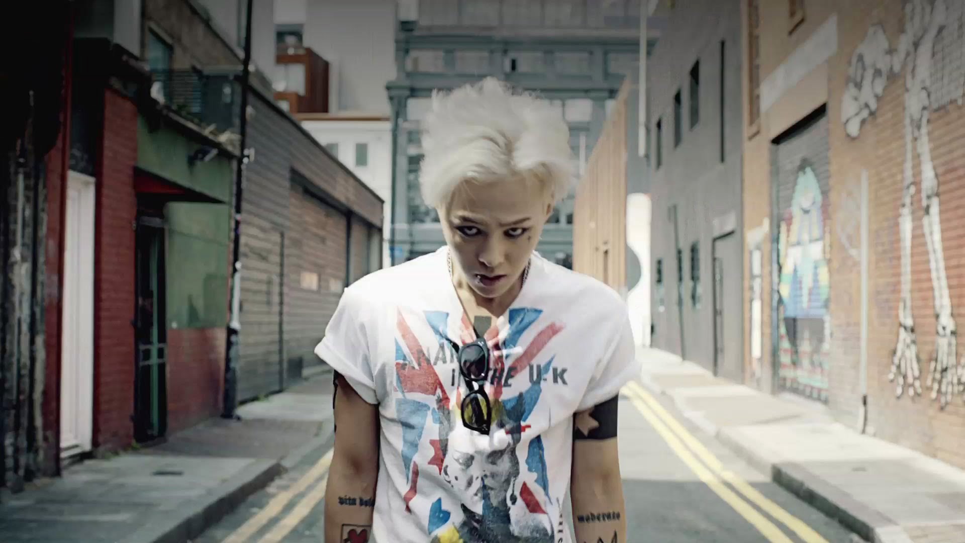 Клип g. G Dragon. G-Dragon - 삐딱하게(Crooked) m/v. GD Crooked. G Dragon Crooked фотосессия.